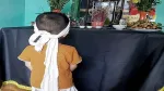 Xót thương bé 3 tuổi đeo khăn tang khóc ròng đòi bố mẹ trở về