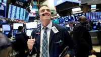 Dow Jones tiếp tục tăng sốc hơn 600 điểm sau cú 