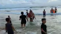 Người đàn ông qua đời sau khi dũng cảm bơi ra biển cứu 5 người