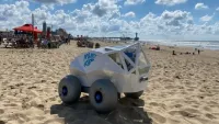Robot AI nhặt đầu lọc thuốc lá trên bãi biển