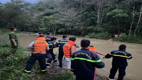 10 thiếu niên bị nước lũ cô lập, mắc kẹt trong rừng ở Lâm Đồng