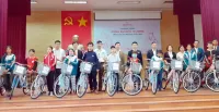 40 học sinh nghèo hiếu học được trao tặng xe đạp