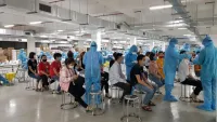 Hơn 300 công nhân Bắc Giang dương tính nCoV, Bộ Y tế họp khẩn