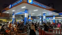 Người Hà Nội chen chúc xếp hàng mua xăng, Petrolimex thông báo bán hàng xuyên đêm