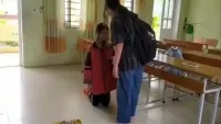 Nữ sinh Lạng Sơn bị bạn tát liên tiếp vào mặt, bắt quỳ giữa lớp học